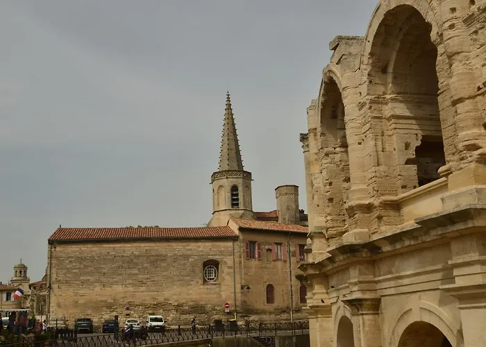 aux pieds des arènes