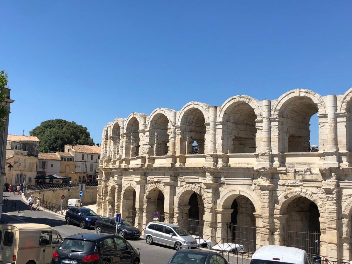 Aux Pieds Des Arènes *