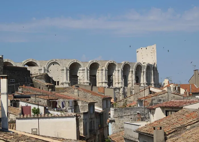 Aux Pieds Des Arenes